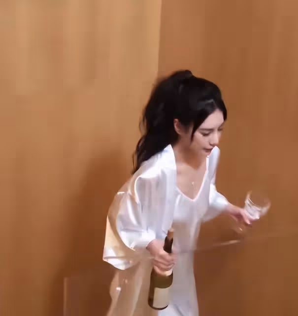 汪小菲老婆曬日常vlog,健身插花像名媛貴婦,穿睡衣拿著香檳飛奔