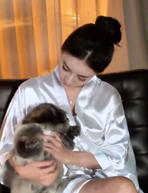 汪小菲老婆曬日常vlog,健身插花像名媛貴婦,穿睡衣拿著香檳飛奔