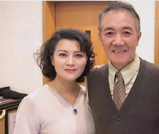 66歲李幼斌近照曝光，滿臉皺紋還禿頂，但嬌妻身材豐滿很旺夫