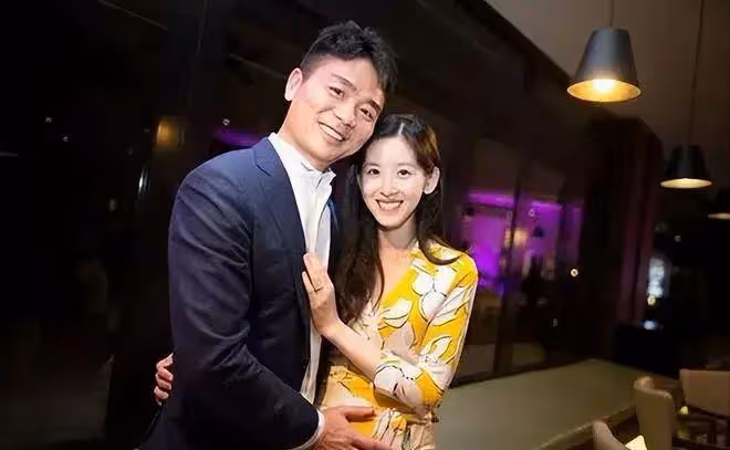章澤天罕露面,現身溫網賽場似少女!為劉強東誕下二胎後長居英國
