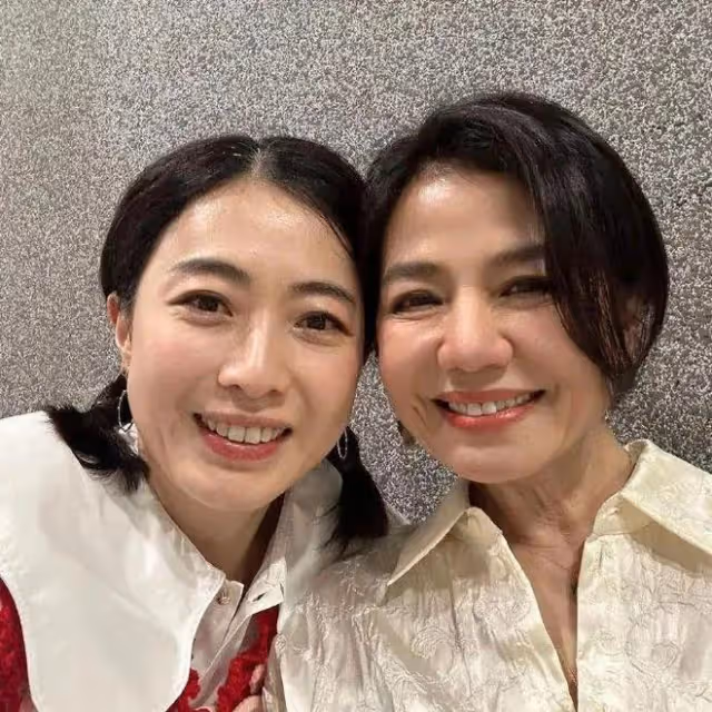 看了64歲鍾楚紅和44歲甘比的合照,才知道香港頂級美人的魅力