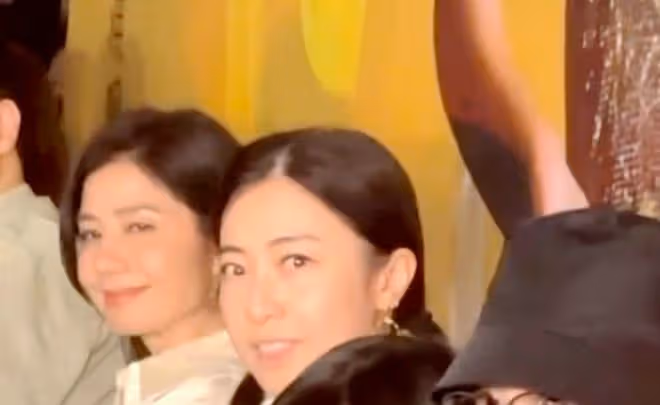 看了64歲鍾楚紅和44歲甘比的合照,才知道香港頂級美人的魅力