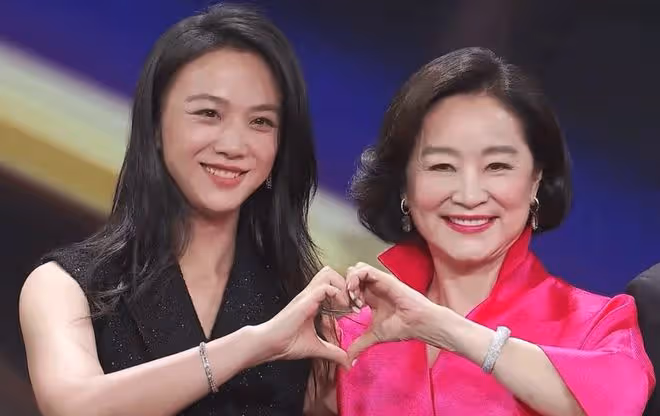 看了64歲鍾楚紅和44歲甘比的合照,才知道香港頂級美人的魅力