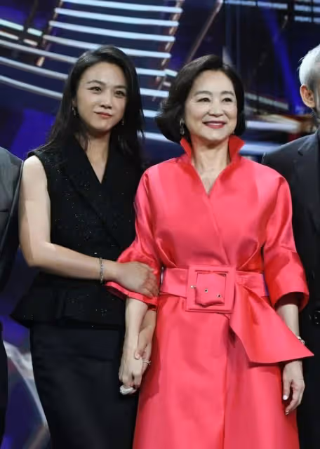 看了64歲鍾楚紅和44歲甘比的合照,才知道香港頂級美人的魅力