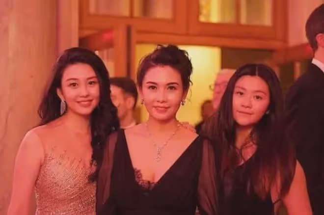 看了64歲鍾楚紅和44歲甘比的合照,才知道香港頂級美人的魅力