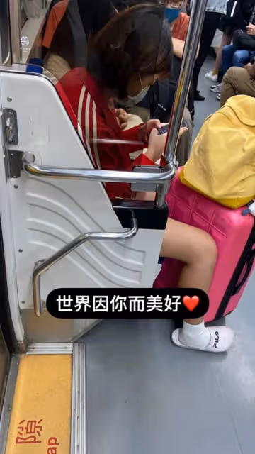 坐火車遇阿伯緊盯女乘客，她巧妙的用手機功能求助！網友感動：世界因妳而美好