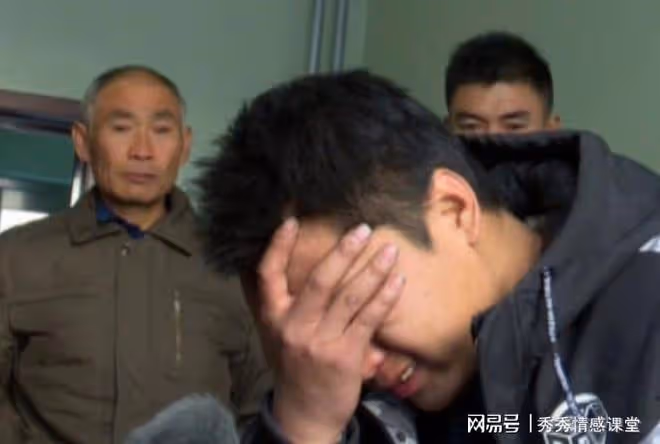 養子考上大學後,再也沒回來看過我們,昨天他突然回家跪在我面前