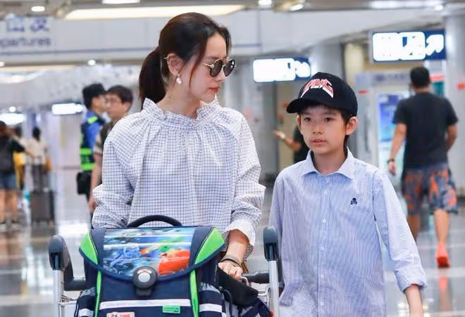 董潔帶兒子奔赴日本遊玩,和網友合影毫無架子!15歲頂頂暴風抽高