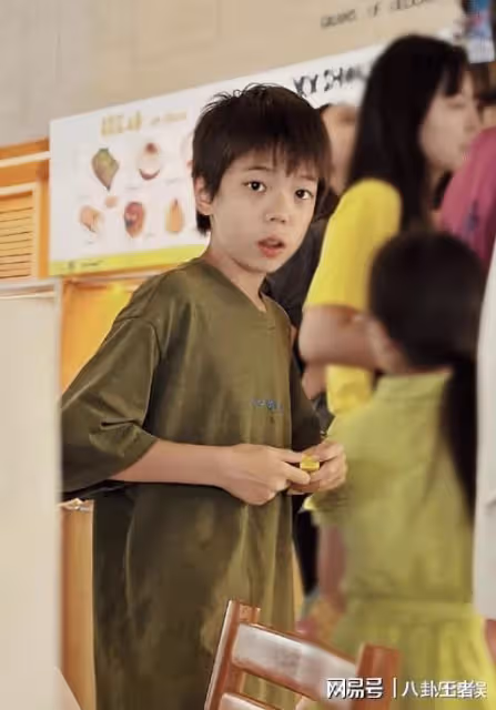 霍思燕公開代孕二胎女兒!兄妹倆都很有禮貌,妹妹大眼睛儀態超好