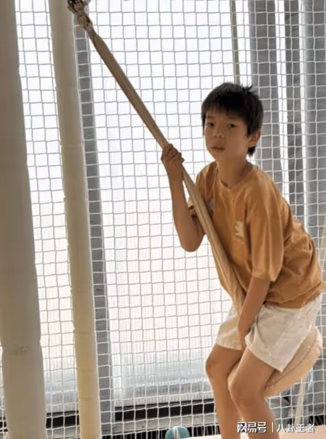 霍思燕公開代孕二胎女兒!兄妹倆都很有禮貌,妹妹大眼睛儀態超好
