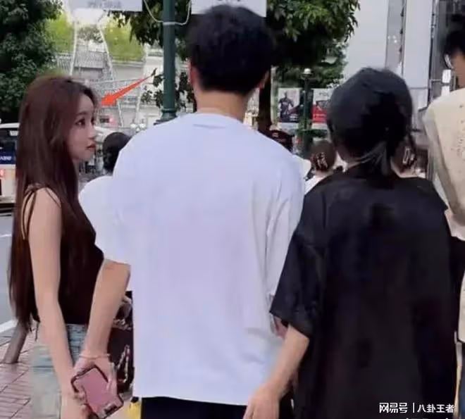 黃一鳴女兒喊完爺爺喊爸爸！萌化王健林被接回家，萬達喜迎長公主