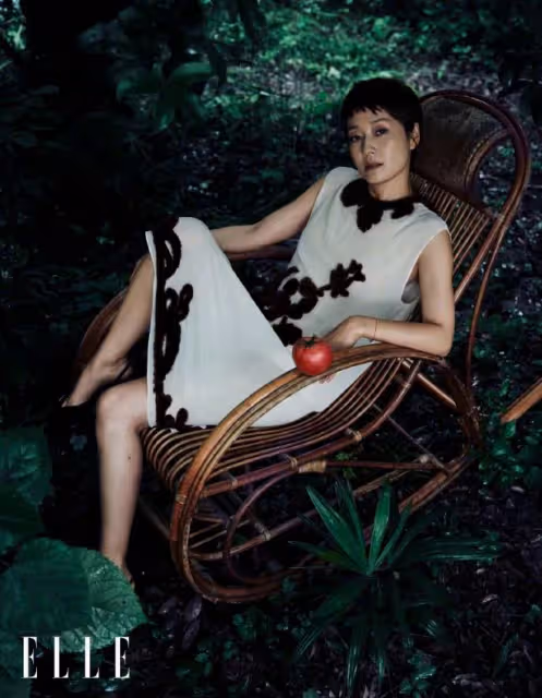 48歲馬伊琍最新大片，穿弔帶裙個性養眼，短髮造型美回「夏琳」