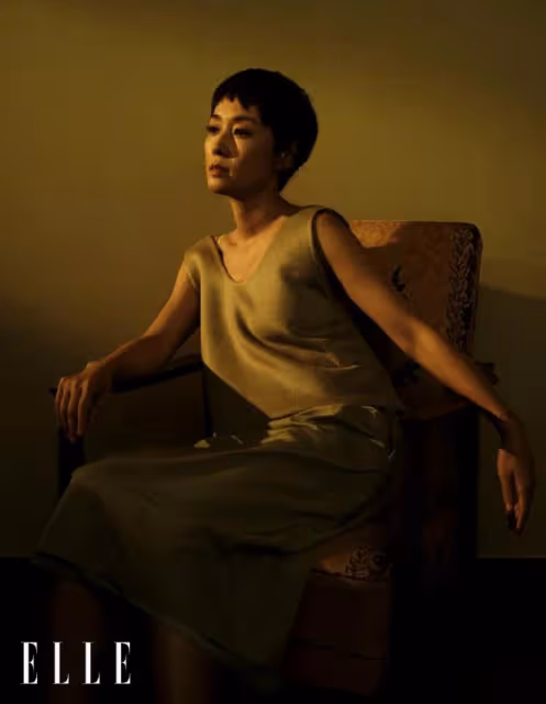 48歲馬伊琍最新大片，穿弔帶裙個性養眼，短髮造型美回「夏琳」