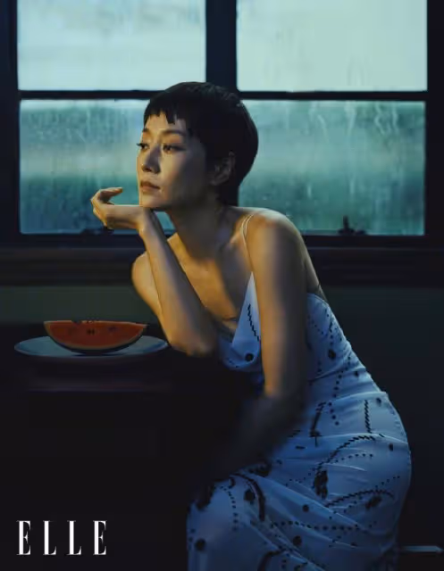 48歲馬伊琍最新大片，穿弔帶裙個性養眼，短髮造型美回「夏琳」