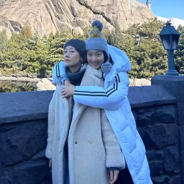 48歲馬伊琍最新大片，穿弔帶裙個性養眼，短髮造型美回「夏琳」