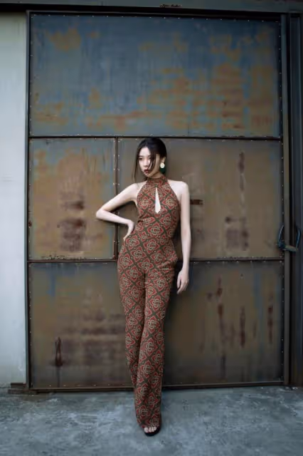 宋妍霏靠身材出圈，穿連體褲領下還挖個洞，轉身後腰線驚艷了