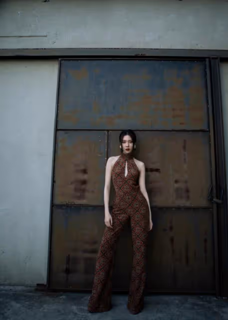 宋妍霏靠身材出圈，穿連體褲領下還挖個洞，轉身後腰線驚艷了