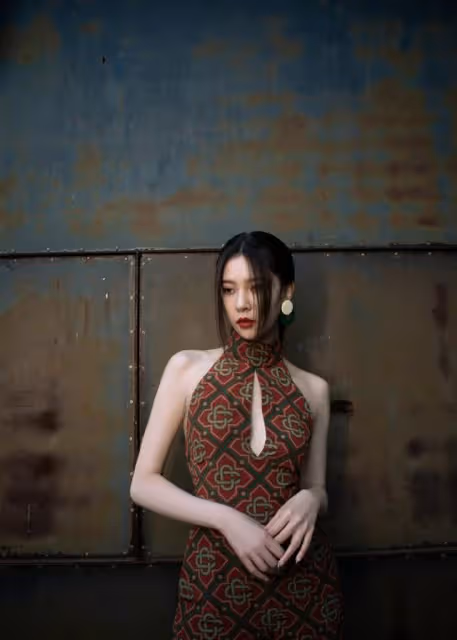 宋妍霏靠身材出圈，穿連體褲領下還挖個洞，轉身後腰線驚艷了