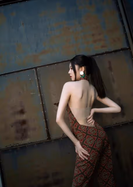 宋妍霏靠身材出圈，穿連體褲領下還挖個洞，轉身後腰線驚艷了