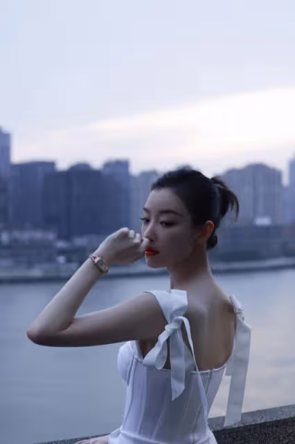 倪妮的身材太讓人「饞」，一襲小白裙穿出骨感美，凹凸曲線迷人
