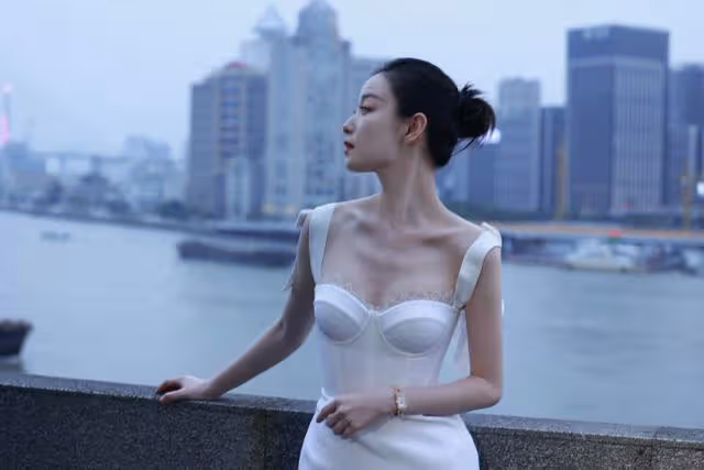 倪妮的身材太讓人「饞」，一襲小白裙穿出骨感美，凹凸曲線迷人