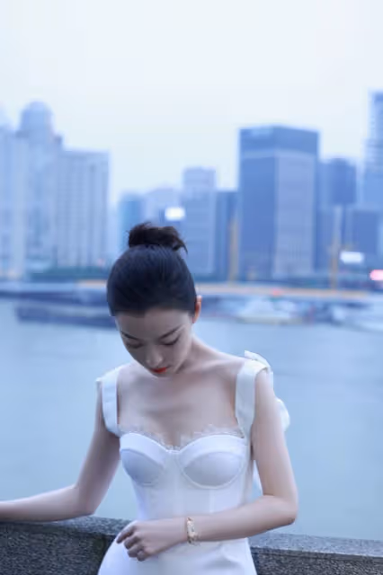 倪妮的身材太讓人「饞」，一襲小白裙穿出骨感美，凹凸曲線迷人