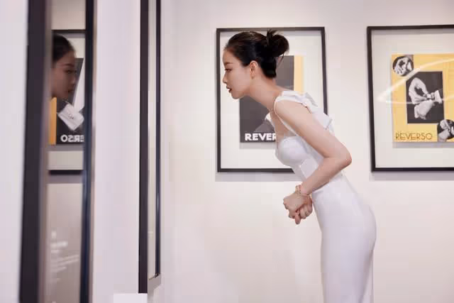 倪妮的身材太讓人「饞」，一襲小白裙穿出骨感美，凹凸曲線迷人