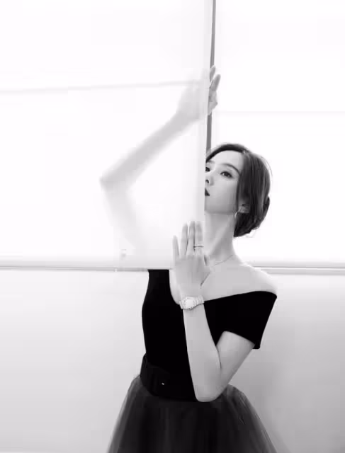 劉詩詩出席活動引圍觀，穿露肩紗裙大方秀肩頸，優雅到骨子裡