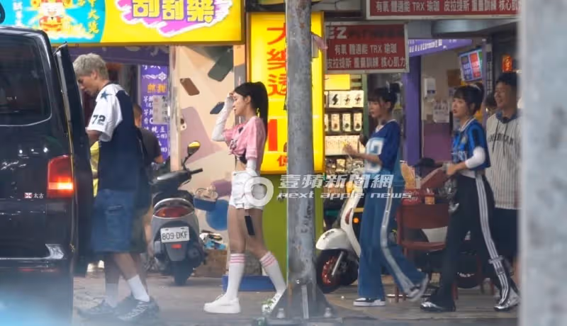 狗仔直擊｜林襄孤零零乾瞪眼！李多慧甜餵緋聞男　籃籃黏張立東公費戀愛