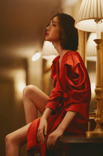 唐藝昕當媽後也放開穿，一襲紅裙穿出睡衣效果，氣質改變不少