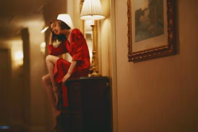 唐藝昕當媽後也放開穿，一襲紅裙穿出睡衣效果，氣質改變不少