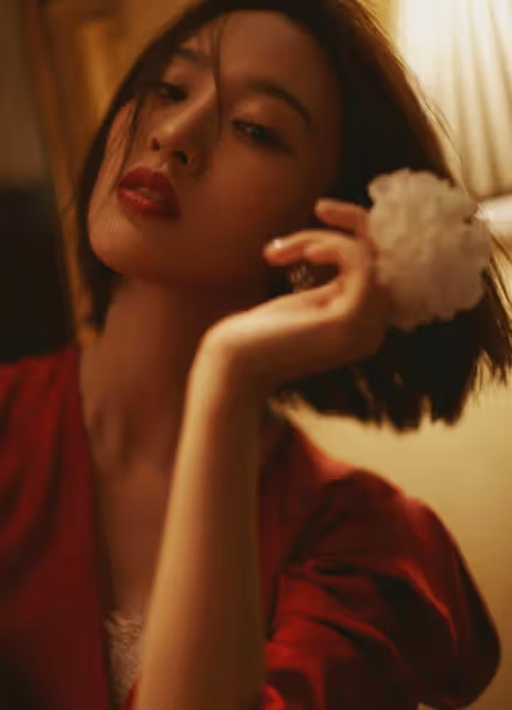 唐藝昕當媽後也放開穿，一襲紅裙穿出睡衣效果，氣質改變不少