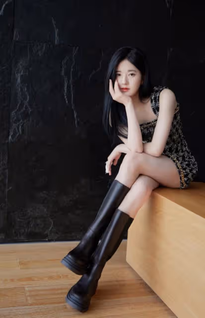 趙露思嫌裙子太短，外套搭腿上才敢出鏡，不耽誤秀腿效果驚艷