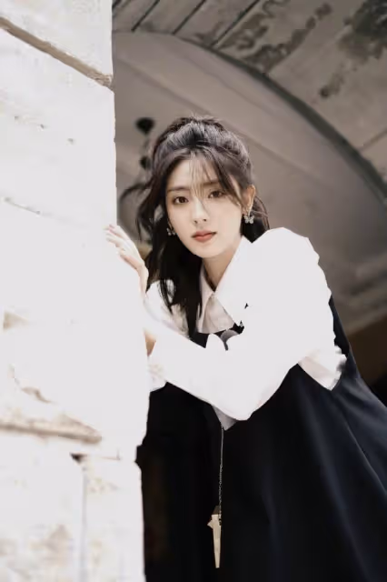 邢菲新綜藝路透，襯衫疊穿背帶裙又甜又酷，微胖女孩值得借鑑