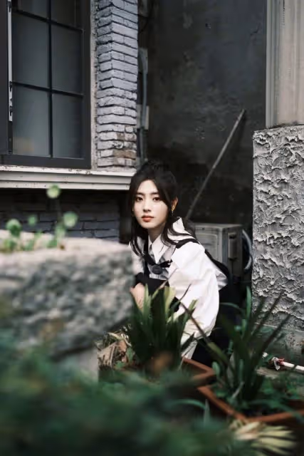邢菲新綜藝路透，襯衫疊穿背帶裙又甜又酷，微胖女孩值得借鑑
