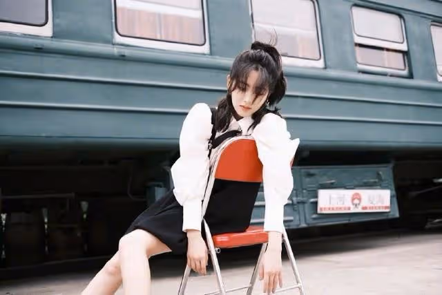邢菲新綜藝路透，襯衫疊穿背帶裙又甜又酷，微胖女孩值得借鑑