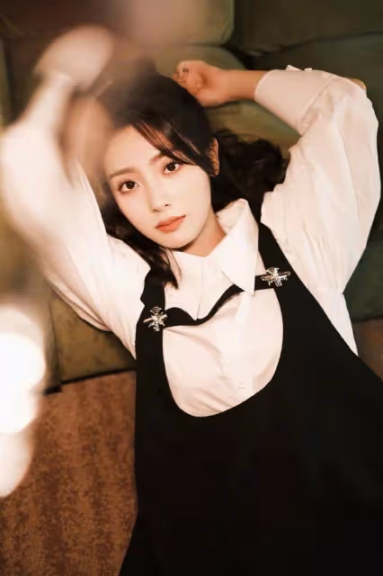 邢菲新綜藝路透，襯衫疊穿背帶裙又甜又酷，微胖女孩值得借鑑
