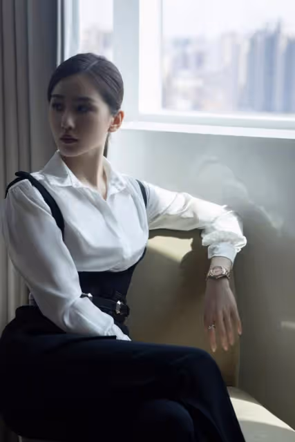 劉詩詩當媽後氣質更出眾，襯衫疊穿出鏡蠻腰真細，配喇叭褲氣場足