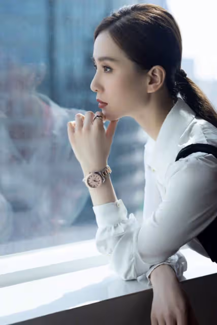 劉詩詩當媽後氣質更出眾，襯衫疊穿出鏡蠻腰真細，配喇叭褲氣場足