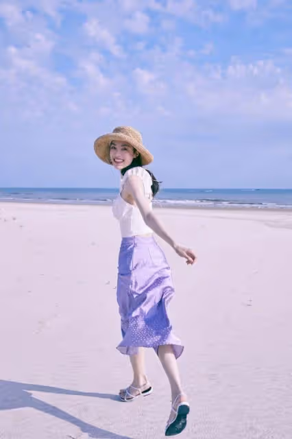 鍾楚曦這身材咋穿咋好看，穿小弔帶配半裙海邊度假，腰臀比真優越