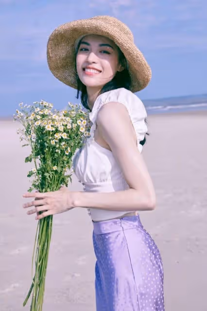 鍾楚曦這身材咋穿咋好看，穿小弔帶配半裙海邊度假，腰臀比真優越