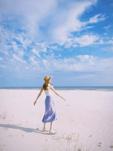 鍾楚曦這身材咋穿咋好看，穿小弔帶配半裙海邊度假，腰臀比真優越