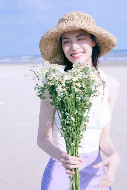 鍾楚曦這身材咋穿咋好看，穿小弔帶配半裙海邊度假，腰臀比真優越