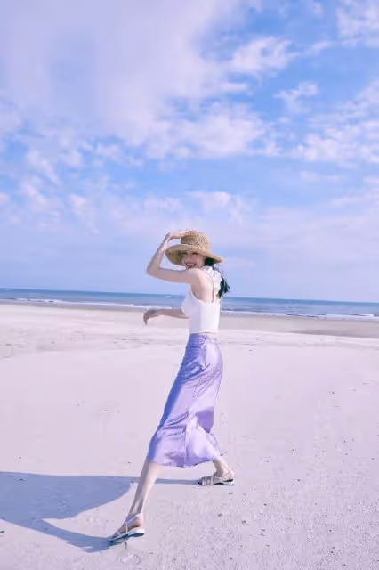 鍾楚曦這身材咋穿咋好看，穿小弔帶配半裙海邊度假，腰臀比真優越