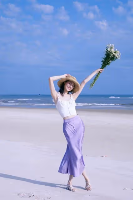 鍾楚曦這身材咋穿咋好看，穿小弔帶配半裙海邊度假，腰臀比真優越