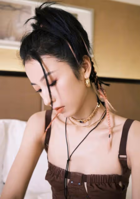 周雨彤的時尚值得學，穿弔帶短裙秀「骨感美」，配編髮颯爽又性感
