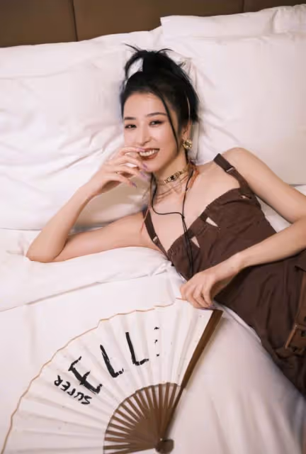 周雨彤的時尚值得學，穿弔帶短裙秀「骨感美」，配編髮颯爽又性感