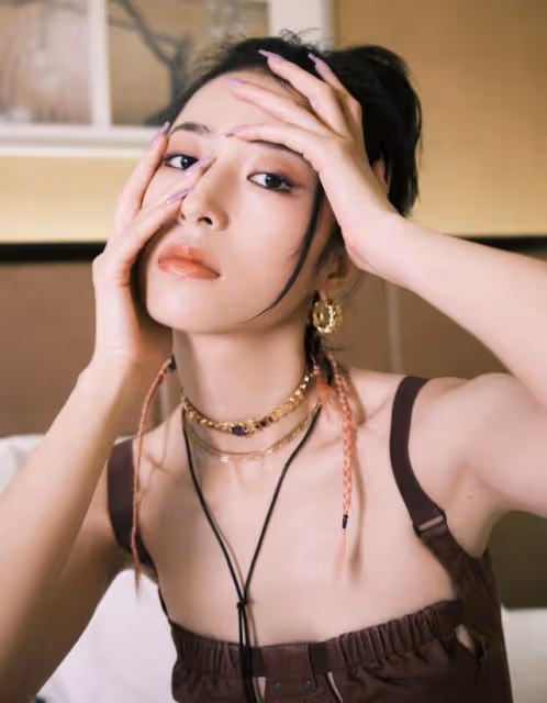 周雨彤的時尚值得學，穿弔帶短裙秀「骨感美」，配編髮颯爽又性感