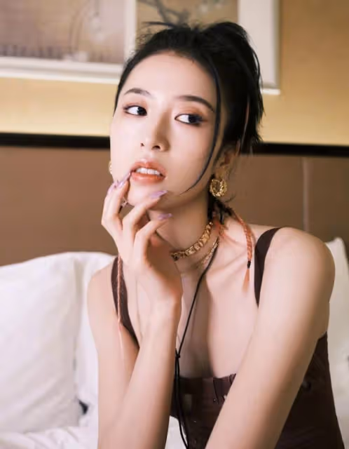 周雨彤的時尚值得學，穿弔帶短裙秀「骨感美」，配編髮颯爽又性感