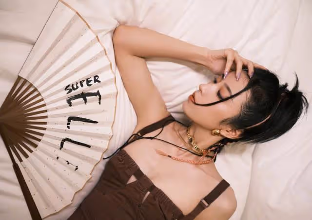 周雨彤的時尚值得學，穿弔帶短裙秀「骨感美」，配編髮颯爽又性感